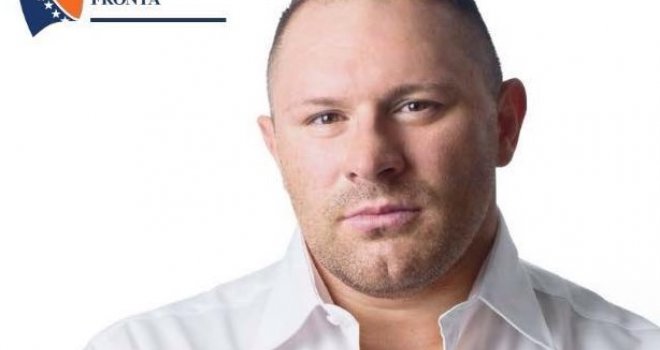 Nakon uklanjanja plakata u Starom Gradu, Stojnić poručio Hadžibajriću: Skidajte sve, ali zastavu vam ne dam...