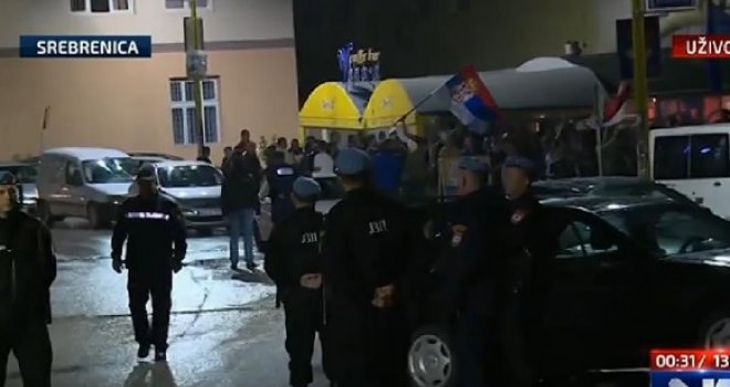 Ovako je bilo sinoć u Srebrenici: Gradom odjekivalo 'Srbija' i 'pobjeda'