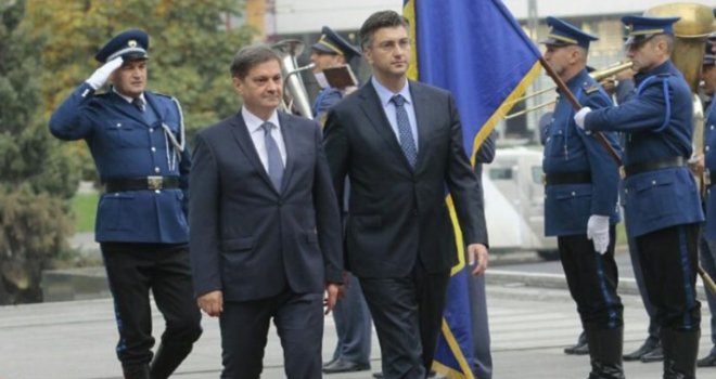 Zvizdić dočekao Plenkovića ispred zgrade institucija BiH