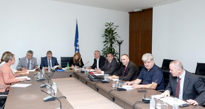 Samo u BiH: Kako ne raditi ništa i imati platu 1.175 KM mjesečno