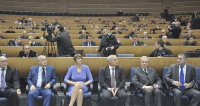 CIK BiH uručio uvjerenja, načelnici iz Krajine zbog Abdića napustili ceremoniju