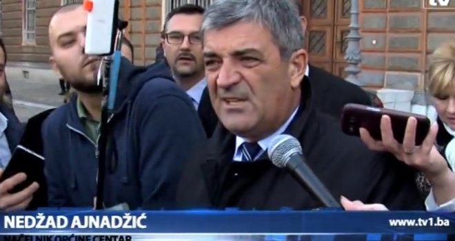 Načelnik Ajnadžić hrabro pred kamerama: Ovo nije običan trotoar, ovo je specijalna transverzala...