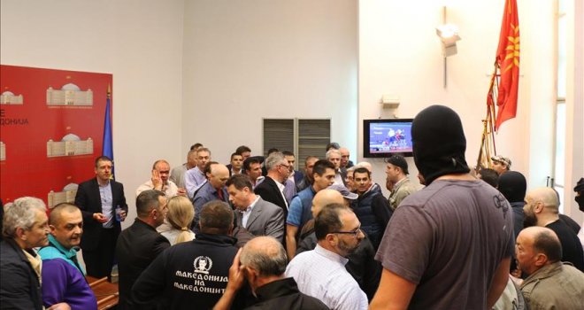 Demonstranti upali u zgradu parlamenta: Zaev i Mančevski krvavih glava