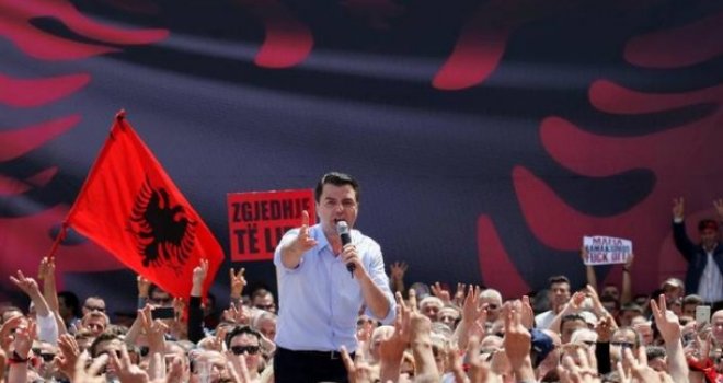 Haos na ulicama Tirane: Deseci hiljada protestiraju protiv vlade, uokolo na stotine policajaca