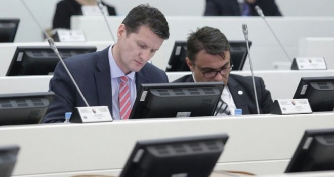 Ahmetović odgovorio Džaferoviću: Idite na Poljine pa navijajte!