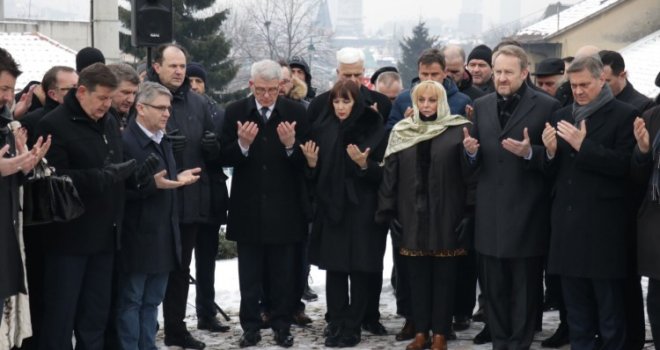 Izetbegović na očevom mezaru: BiH ima dobre ljude, ali joj trebaju pametniji političari