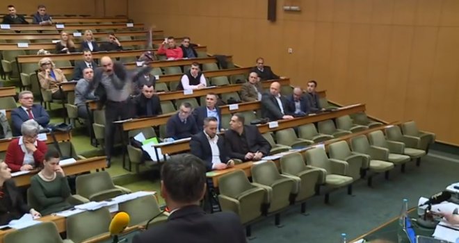 Letjeli papiri: Vijećnik Keleštura fasciklom GAĐAO gradonačelnika Kasumovića - 'Zaslužio si cipelom!'