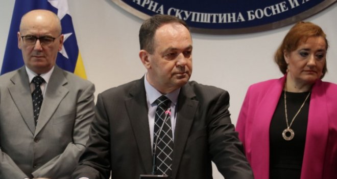 Oglasio se Fazlić povodom sjednice o 'ratnohuškačkim izjavama' Izetbegovića: Nepotrebni troškovi...