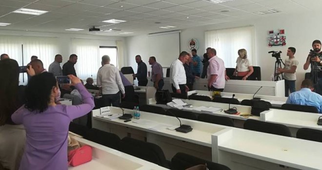 'Pobili' se na zasjedanju Skupštine opštine Bileća: Odbornik prijetio predsjedniku da će mu 'iščupati uši', pa ga ošamario