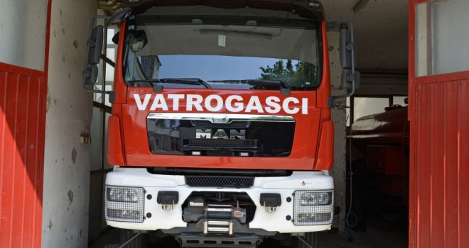 Požar na Dobrinji: Građani spasili muškarca iz vatrene buktinje