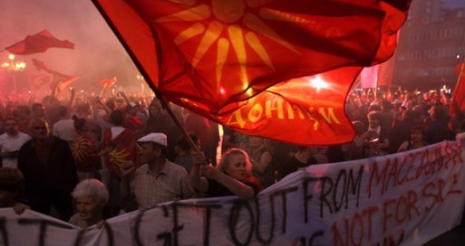 Dramatične scene u Skoplju: Šok bombe, kamenje i suzavac - povrijeđeno sedam policajaca, privedeno 25 osoba 