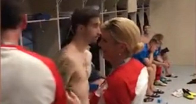 Kolinda Grabar Kitarović upala u svlačionicu i grlila oznojene nogometaše u gaćama!