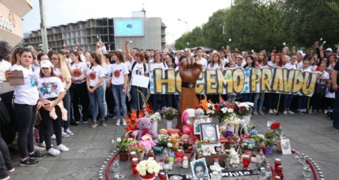 Nekoliko hiljada ljudi iz cijele BiH na Trgu Krajine na skupu 'Pravda za Davida'