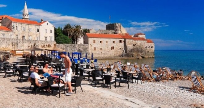 'Ne možeš sam da sjediš za stolom i piješ piće': Srbin ogorčen zbog ponašanja konobara u Crnoj Gori