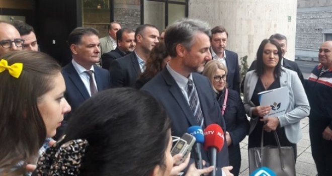 Sastanak šestorke počeo u sjedištu SDP-a u Sarajevu: Pregovori iz zatvorenih vrata