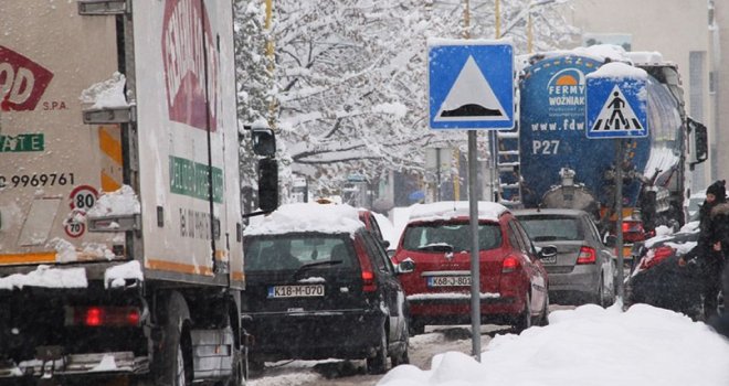 Snijeg opet pada u BiH: Novi problemi za vozače
