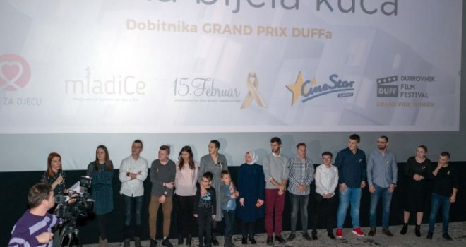U Tuzli održana premijera filma 'Velika bijela kuća' - dirljiva priča o mladim ljudima oboljelim od raka 