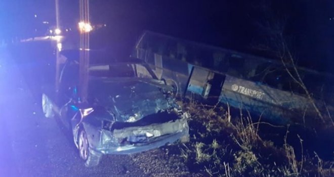 Težak sudar autobusa i automobila kod Banjaluke, jedna osoba poginula