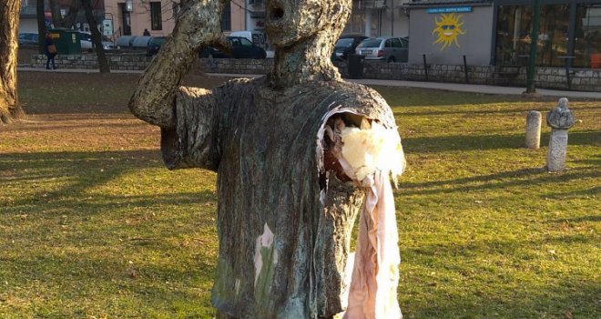 Oštećena skulptura-instalacija 'Nermine, dođi!', vandal otkinuo ruku spomenika