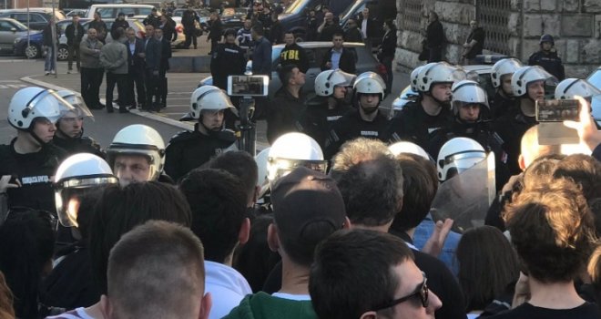 Hapšenja u Beogradu, privedeno više osoba: Ko je unio metalnu testeru u zgradu RTS-a da bi plašio zaposlene?!