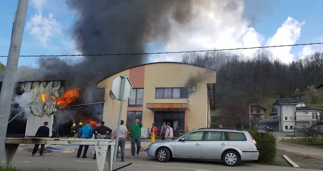 Veliki požar u Banjaluci, vatra guta fabriku namještaja: 'Za pet minuta sve je izgorjelo'