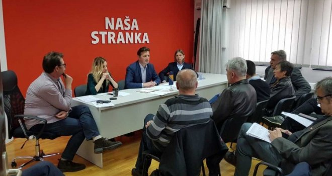 Nakon odlaska 60 članova, stiže pojašnjenje: Ko su ljudi koji su juče iznenada napustili redove Naše stranke?! 