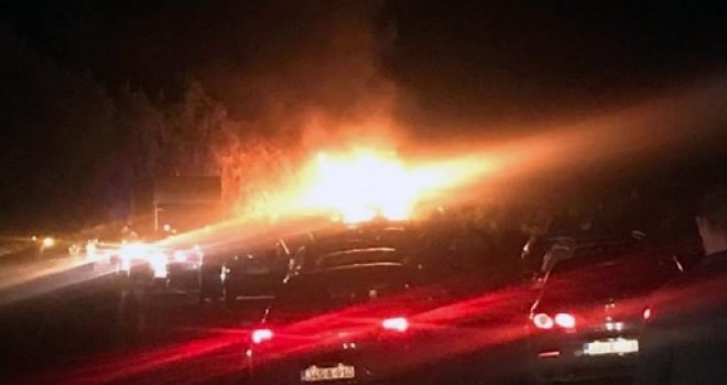 Vatrena stihija sve progutala: Autobus u potpunosti izgorio u požaru na Bradini