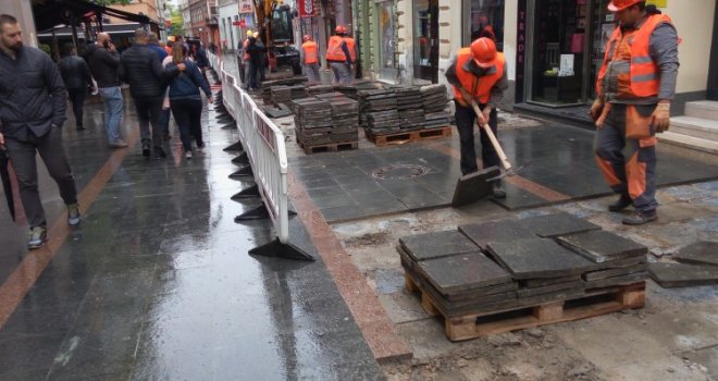 Stiglo pojašnjenje - zašto se ponovo popločava ulica Ferhadija: Nove granitne ploče neće tako lako pucati jer...