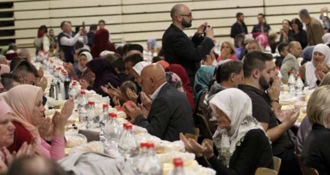 Veliki iftar u Tuzli okupio skoro dvije hiljade postača u Mejdanu