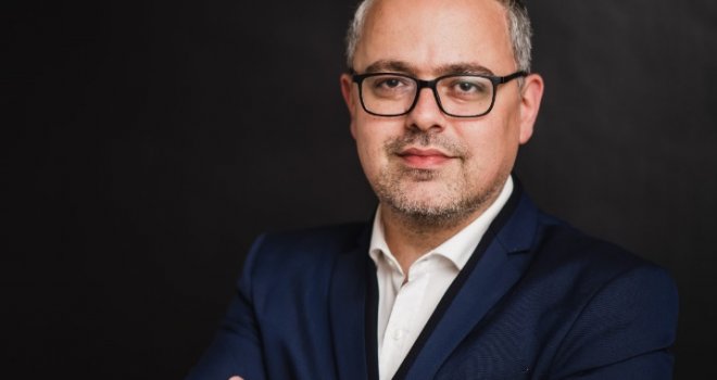 Šta je odgovor na nacionalizam? Ignorisanje? Fizički obračun? Prijava ombudsmenu? Ne. Jedino efektno oružje je...