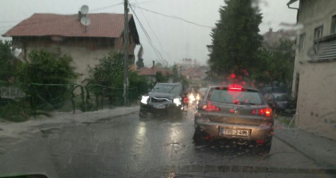 Na magistralnoj cesti Sarajevo-Pale obustavljen saobraćaj, vozačima se preporučuje dodatni oprez 