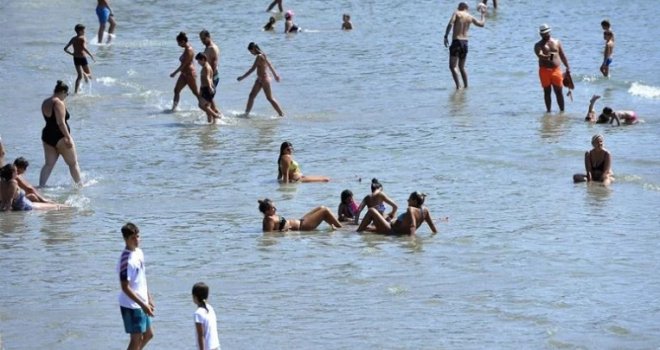 'Neka netko reagira, djeca će se zaraziti!': Šok na omiljenoj jadranskoj plaži, iz zida na kupalištu cure fekalije?!