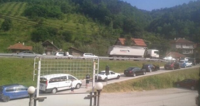 Kolaps na M-17 i obilaznici: Kilometarske kolone, nervozni vozači, vrućina...
