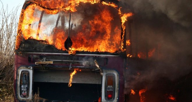 Zapalio se autobus u Hotonju, velike gužve u saobraćaju