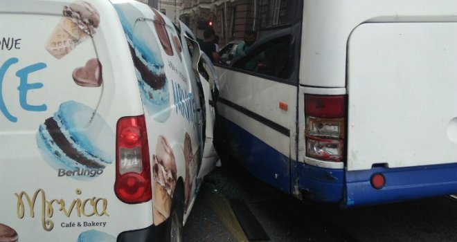 U Sarajevu se sudarili autobus i dostavno vozilo: Povrijeđen muškarac, obustavljen tramvajski saobraćaj