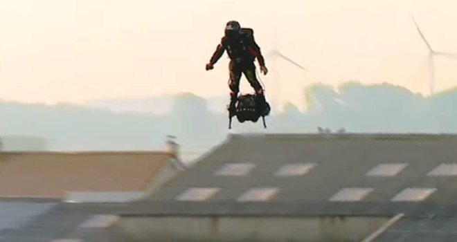 Leteći čovjek je uspio: Svojim 'flyboardom' preletio je kanal La Manche, u Englesku stigao za 20-tak minuta!  