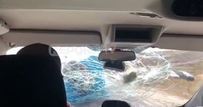 Šokantan snimak: Bilo je krvi, udaraca, vike... Bijesni vlasnik restorana skršio šoferšajbu turistima 