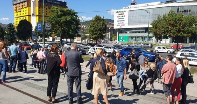 Novinari se okupili ispred Parlamenta BiH:  Mora se podvući crta - ovako više ne ide!