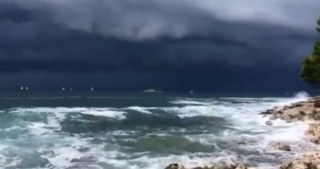 Spojili se nebo i zemlja: Jako nevrijeme stiže sa zapada, u Hrvatskoj već pljušti kiša, munje sijevaju, vjetar tutnji...