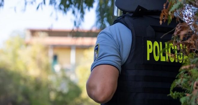 Drama u Sinju: Muškarac se zatvorio u kuću i prijeti eksplozijom