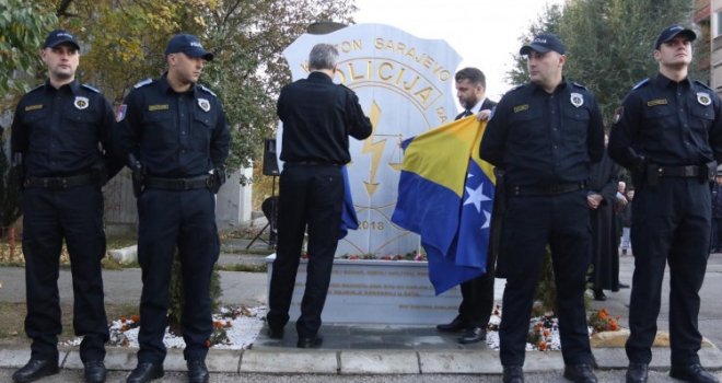 Otkriveno spomen-obilježje ubijenim sarajevskim policajcima Adisu Šehoviću i Davoru Vujinoviću