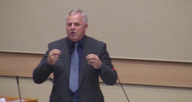 Ponovo brutalno izvijeđao ministricu: 'Ona je za mene glupača sve dok mi ne dokaže to što tvrdi!'