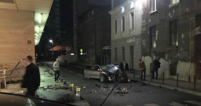 Teška saobraćajna nesreća na Skenderiji: Zabili se automobilom u hotel 'Marriot', povrijeđene morali izvlačiti vatrogasci