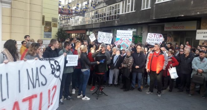 'Hoćete li i nas vezati': Gužva u centru Sarajeva... Iako je Vlada FBiH sve smijenila, građani traže više od toga!