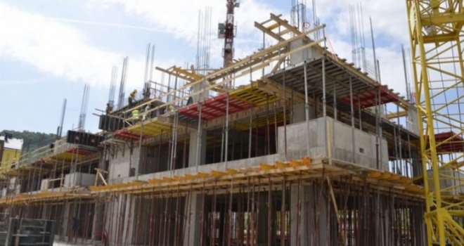 Građevinski radnik pao sa zgrade u Banjoj Luci, teško povrijeđen prevezen u UKC RS