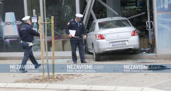 Zaglavila joj se štikla pa uletjela u izlog: Nije uspjela skloniti nogu sa gasa