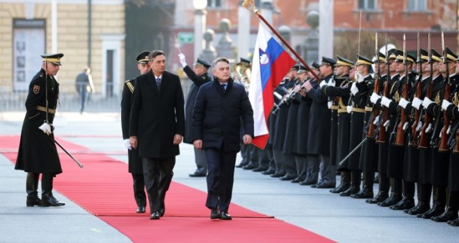 Članovi Predsjedništva BiH u Ljubljani dočekani uz najviše vojne počasti, otkrili Klupu prijateljstva