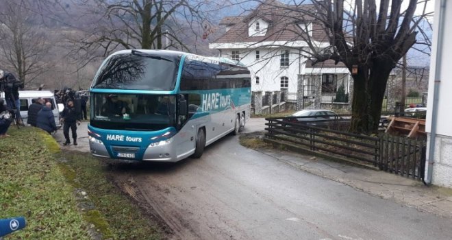 Prvi autobus s migrantima izašao iz kampa Vučjak i krenuo prema Sarajevu