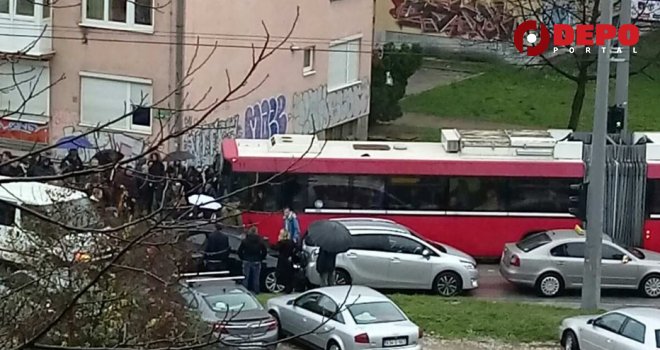 Lančani sudar na Grbavici: Jedna osoba prevezena na KCUS