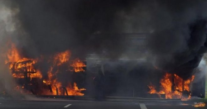 Gori teretno vozilo na putu Kladanj-Stupari, saobraća se jednom trakom